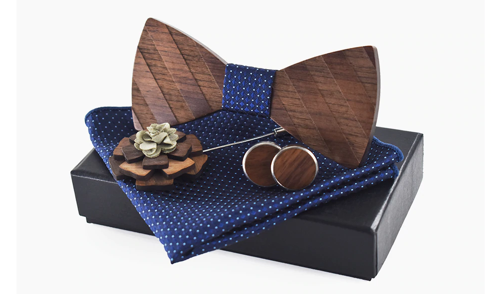 Dřevěný motýlek s kapesníčkem, manžetovými knoflíčky a růží do klopy